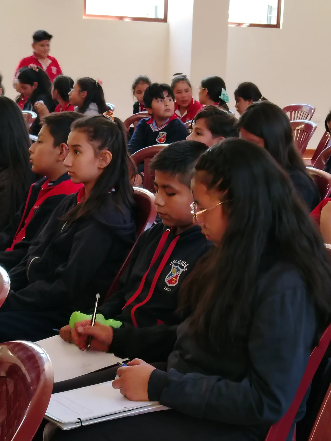 Delegados participando en una simulación de foro del Mini ESCJMUN, imagen 07