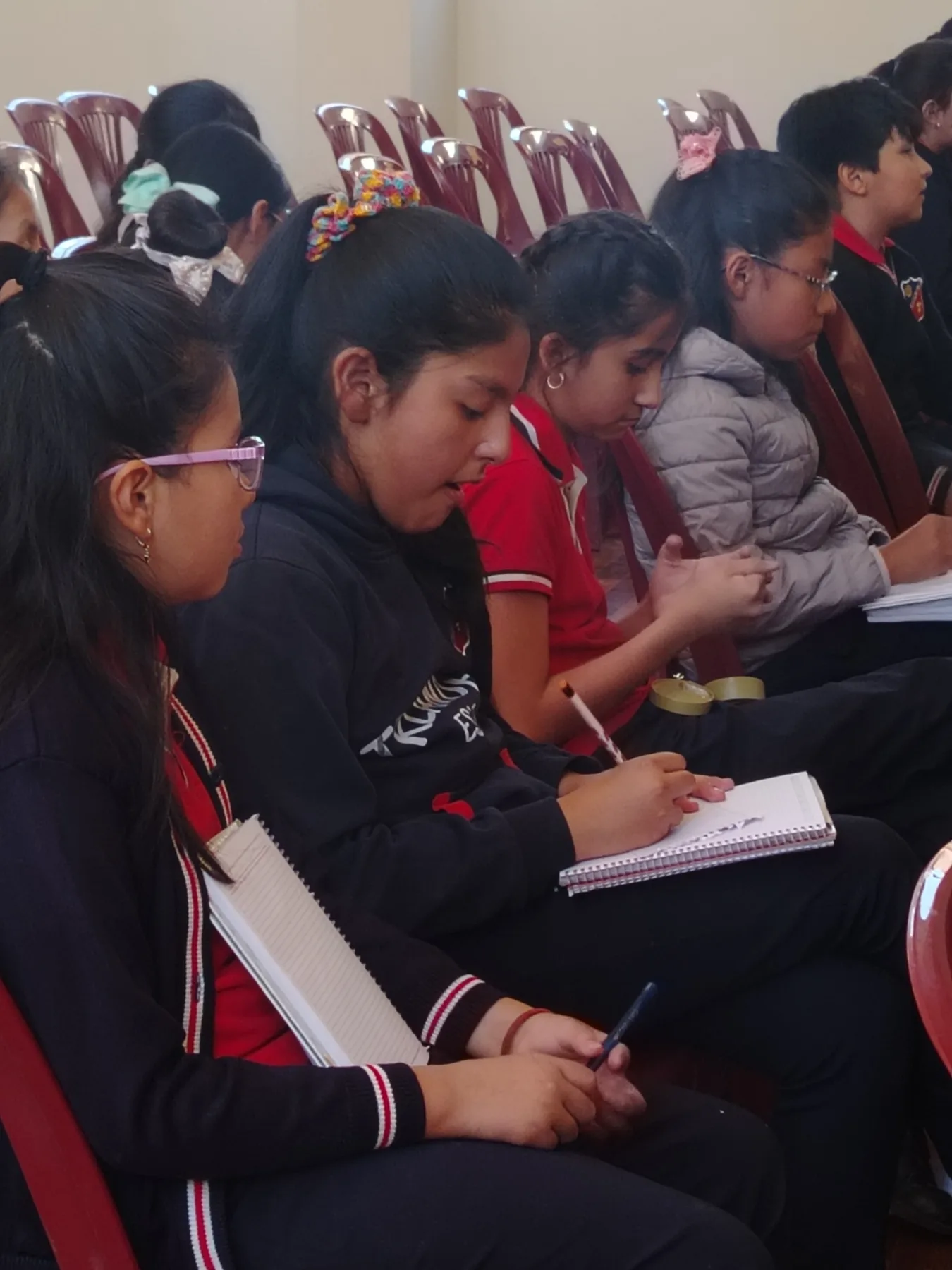 Delegados participando en una simulación de foro del Mini ESCJMUN, imagen 09